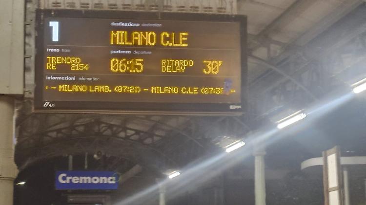 Treno fermo in stazione per 30 minuti con le porte chiuse, pendolari esasperati