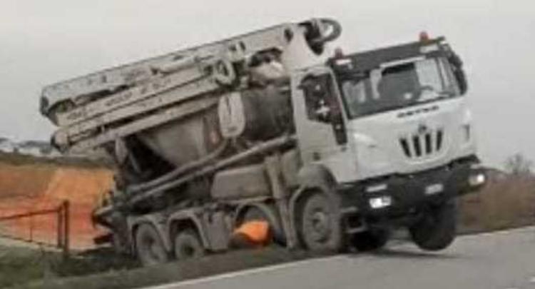 Camion finisce nel fosso: code e disagi