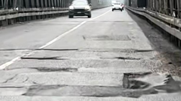 Ponte sul Po malandato e lavori rinviati: automobilisti ancora in balia delle buche