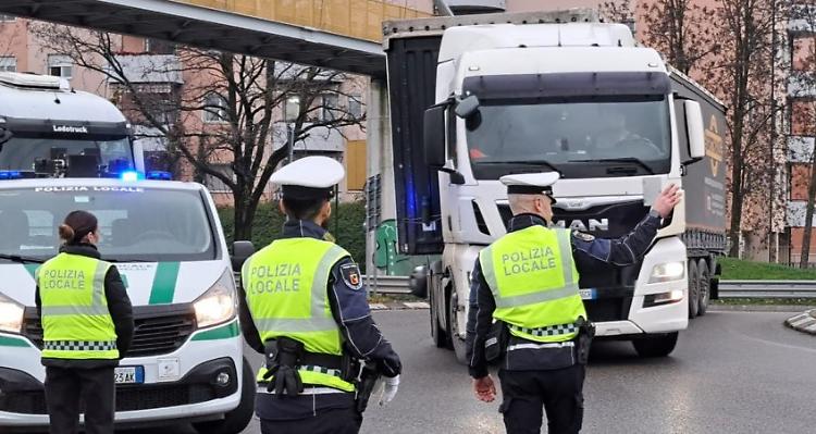 &Egrave; giro di vite sui Tir: triplicate le sanzioni