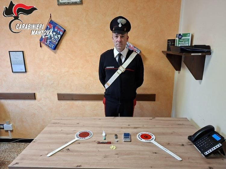 Denunciato 25enne per spaccio e maltrattamenti in famiglia