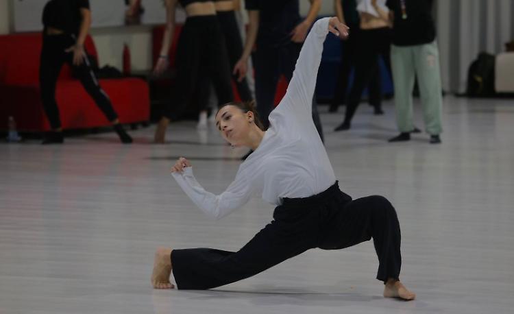 Aurora danza vicino a Ghali