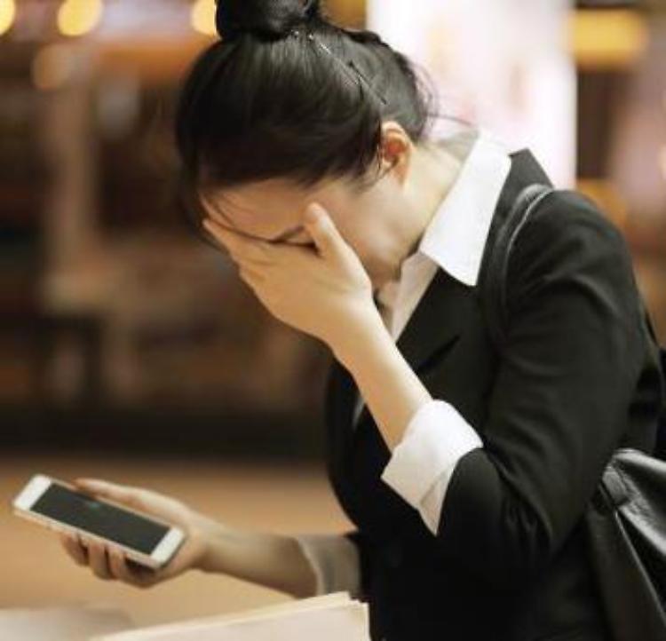 La collega lo respinge, perseguitata in reparto