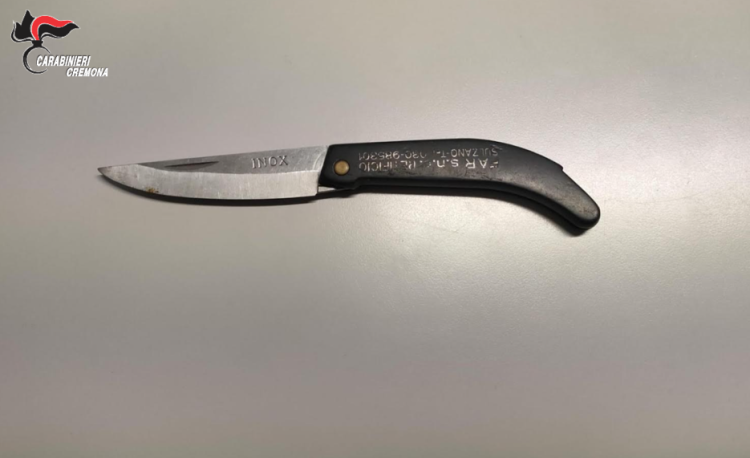 Fermato con un coltello in auto, 22enne nei guai