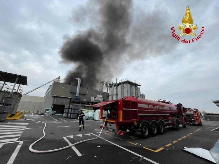 Incendio alla Magic Pack, le fiamme non sono ancora domate: intervento complesso dei VdF
