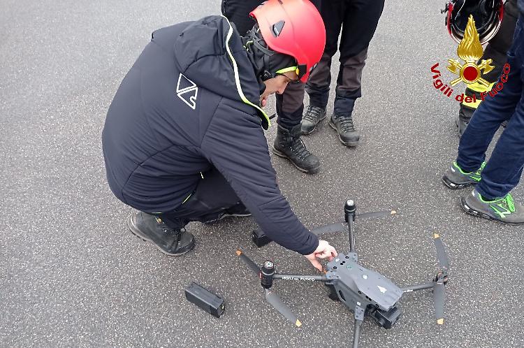 Incendio alla Magic Pack: con i droni domati gli ultimi focolai