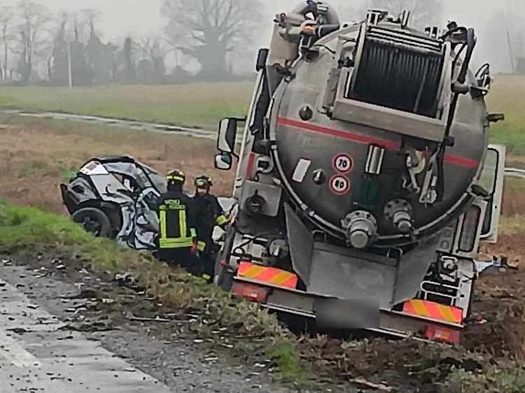 Auto schiacciata da un camion lungo la Paullese, morto un 35enne