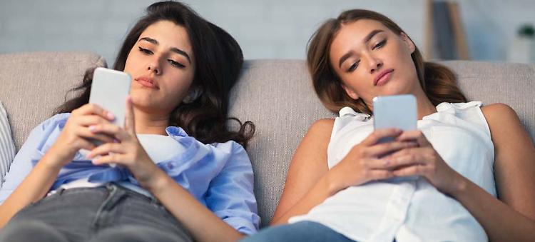 Inchiodati allo schermo: &laquo;Connessi, ma alienati&raquo;