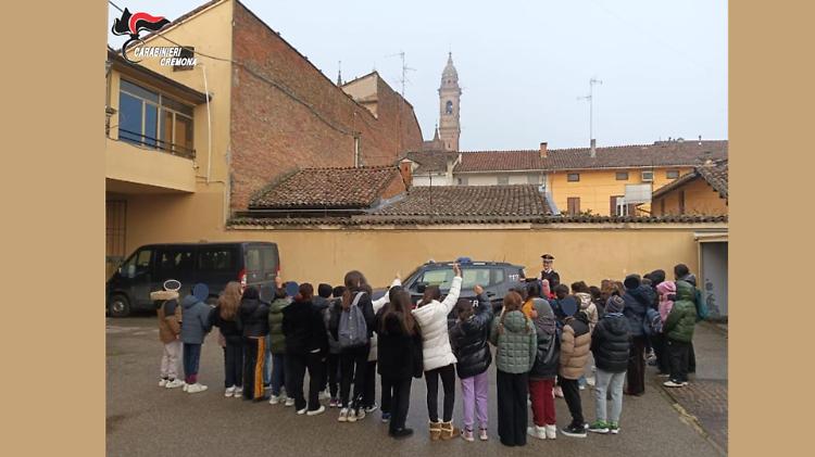 A lezione di legalit&agrave;: i carabinieri incontrano gli studenti della quinta primaria