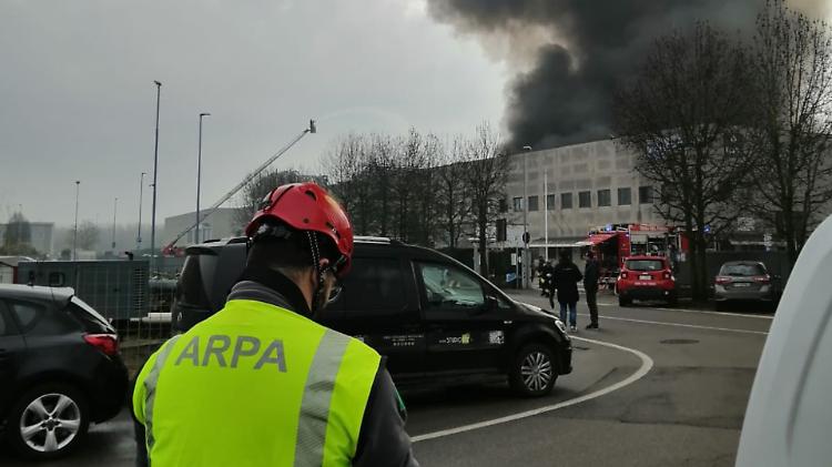 Incendio alla Magic Pack, Arpa: valori sotto la soglia gi&agrave; dal secondo giorno
