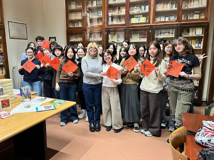 Tra cartigli rossi e ideogrammi: a Cremona il liceo Manin celebra l'anno del Cavallo