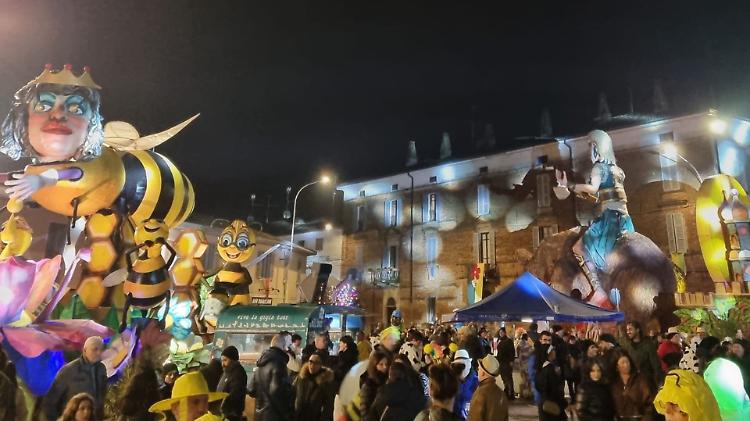 Carnevale, la sfilata serale salta a causa maltempo