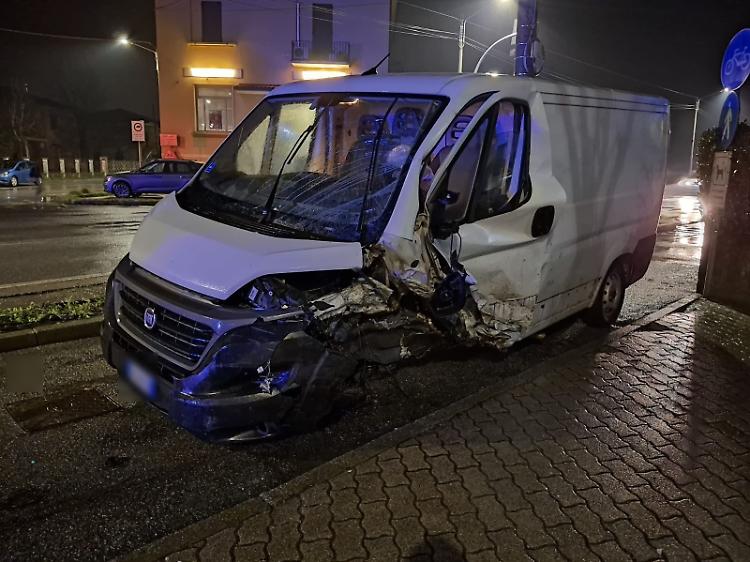 Scontro tra un'auto e un furgone, coinvolto un bambino di 7 anni