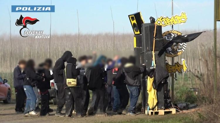 Rave abusivo nel capannone: tra i 42 denunciati anche giovani del Cremonese
