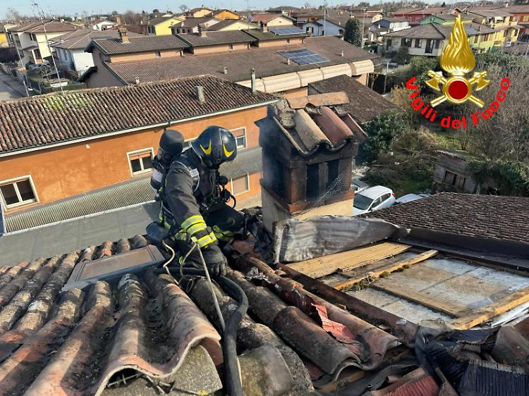 Dimessi dall'ospedale i vigili del fuoco investiti
