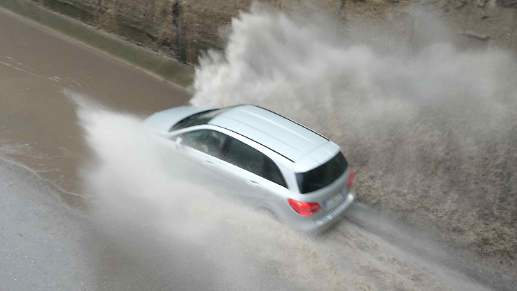La tangenziale &egrave; un lago e spuntano altre buche