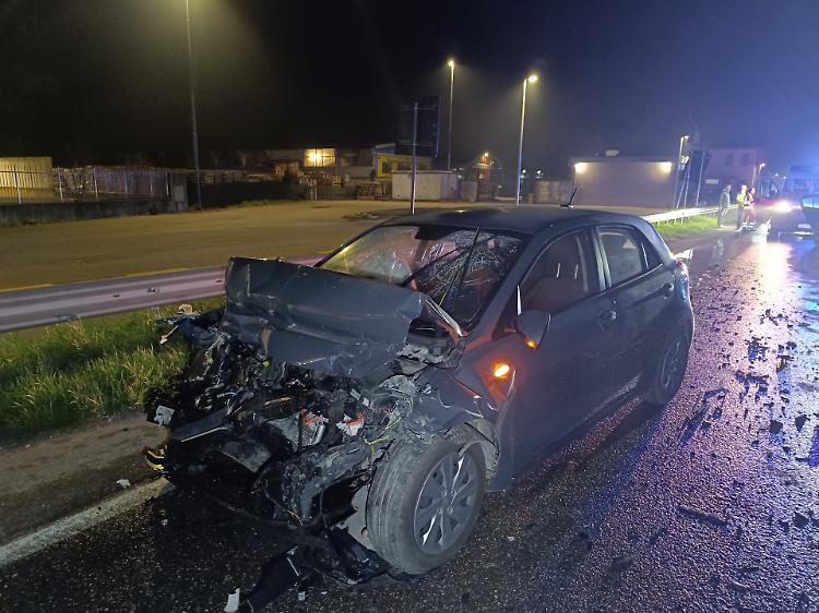 Schianto contro una spazzatrice: 24enne all'ospedale in elisoccorso