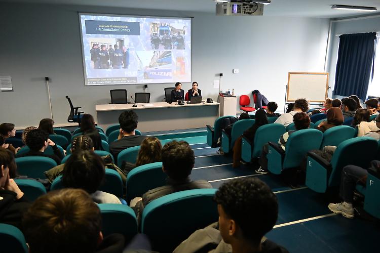 Legalit&agrave; e spirito di squadra, la polizia di Stato incontra gli studenti del Torriani