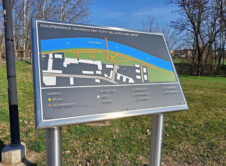 Parco per tutti, installate le bacheche tattili lungo il percorso sul Serio