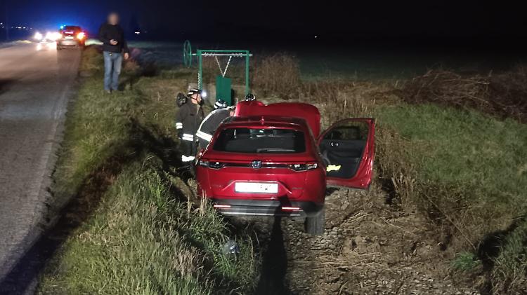 Perde il controllo dell'auto e finisce in un canale irriguo
