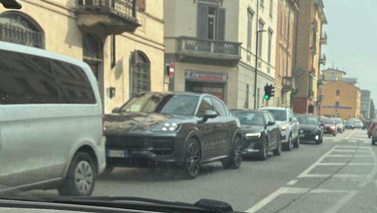 Traffico in tilt in via del Giordano: code fino a piazza Cadorna