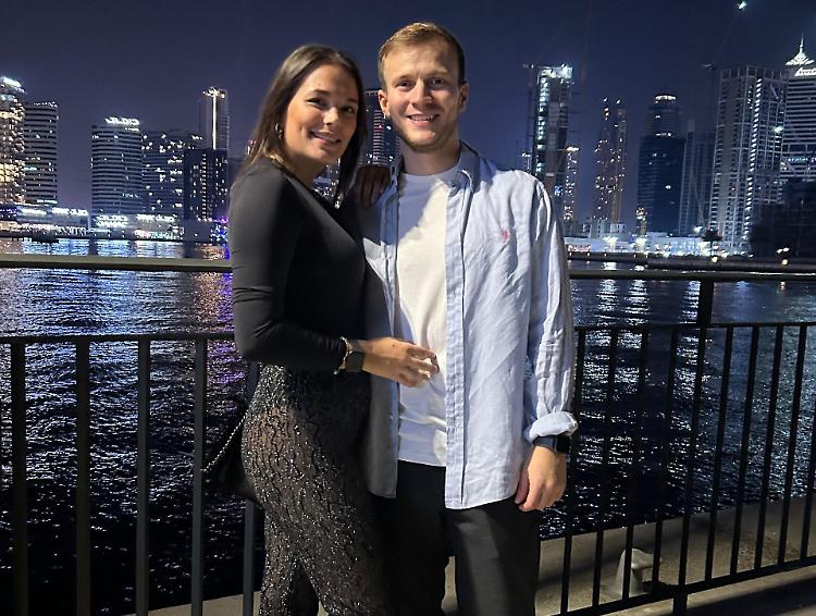 Coppia divisa dai cieli chiusi di Dubai