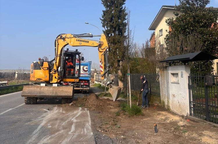 Marciapiedi in via Dosso, i lavori alla fase finale