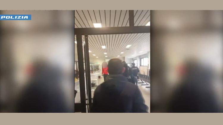 Aggredisce un&rsquo;agente con il coccio di una bottiglia: arrestato