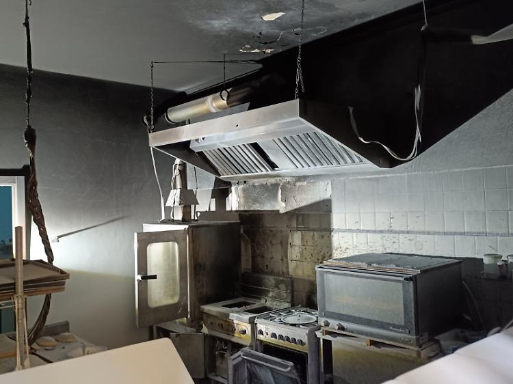 Fuoco in bottega, paura e due in ospedale