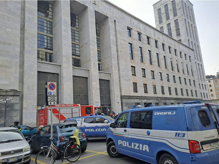 Allarme bomba in tribunale a Milano, controlli in corso