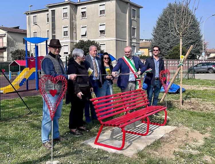 Panchina rossa inaugurata in piazza: un simbolo contro la violenza sulle donne