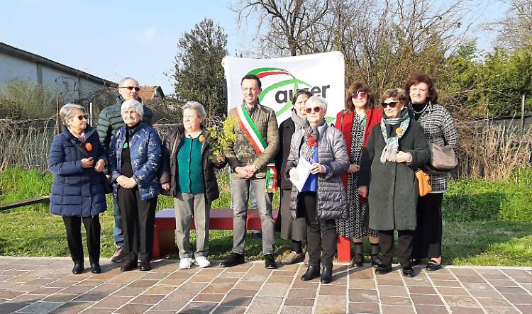 Lotta alla violenza di genere, inaugurata la panchina rossa al Parco dell&rsquo;Euro