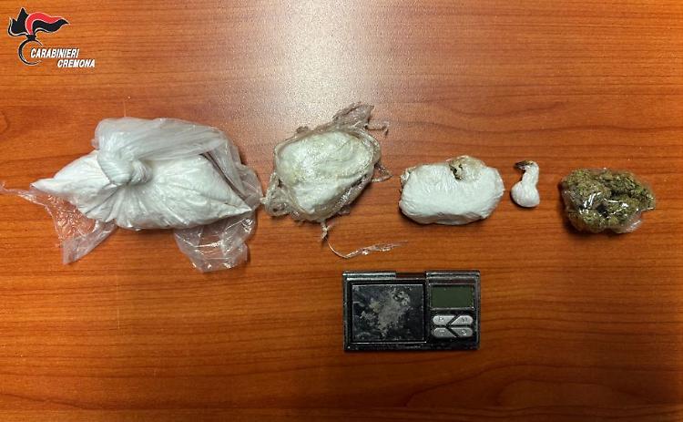 Spaccio di cocaina in casa: 20enne arrestato, denunciato un coetaneo