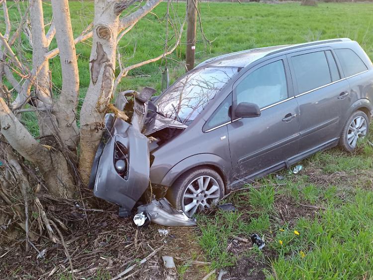 Fuori strada con l&rsquo;auto: tre feriti lungo la provinciale 35