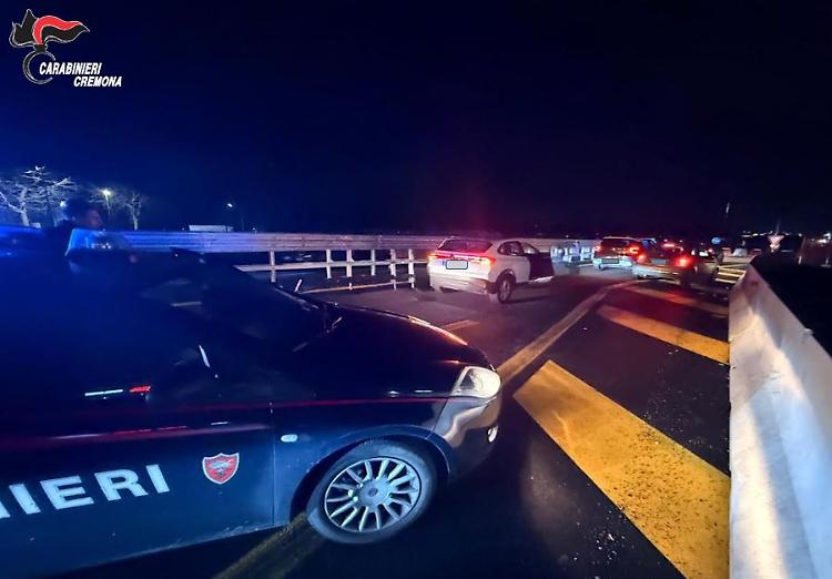 Non si ferma all&rsquo;alt e fugge per 15 chilometri: arrestato dopo inseguimento tra Cremonese e Milanese