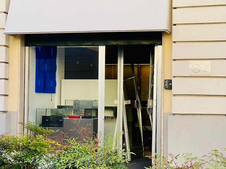 Colpo all'orologeria di lusso: vetrina spaccata, via il fondo cassa e alcuni orologi