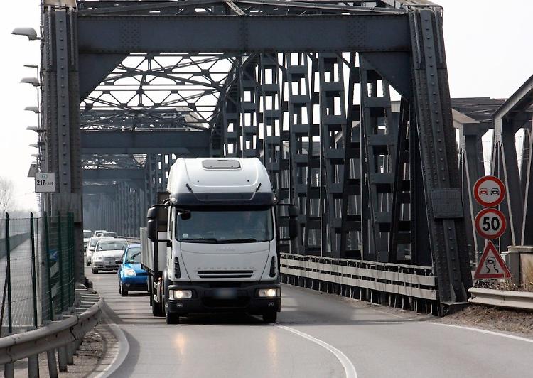 Ponte, scade divieto ai camion: ipotesi velobox a Castelvetro