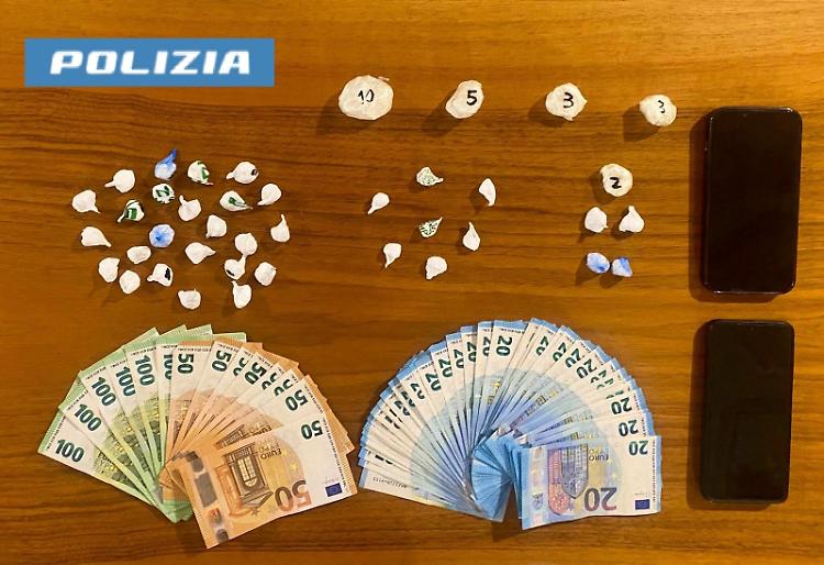 Spaccio nei boschi, due arresti: sequestrata cocaina e denaro