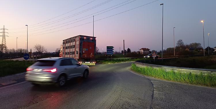 Rotatoria al buio ormai da mesi