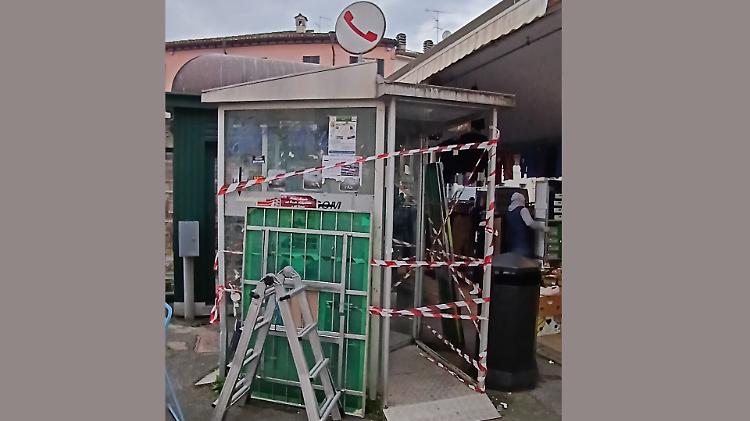 Cabina abbandonata e vandalizzata: allarme sicurezza e degrado in via Verdi