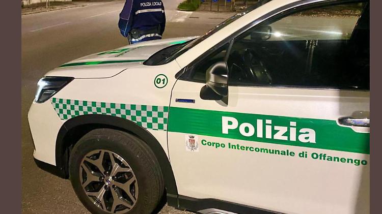 Sorpreso a urinare in piazza: multato dalla Polizia locale