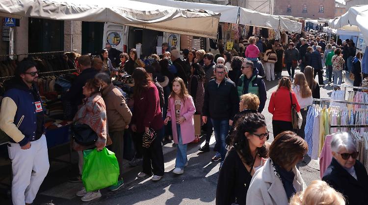 Ambulanti in centro, il mercato di Forte dei Marmi fa il pieno
