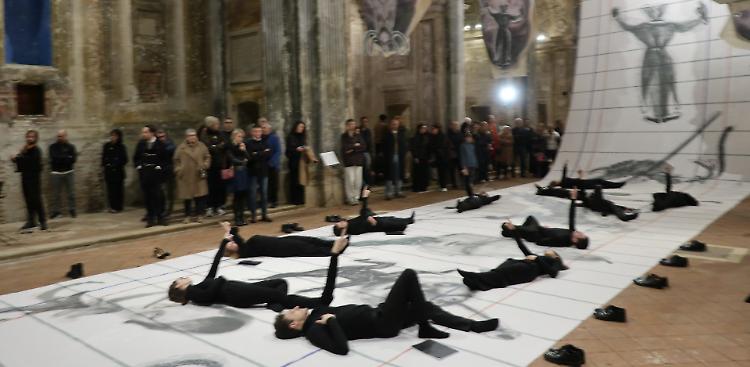 Cadono giganti tra le volte di San Carlo