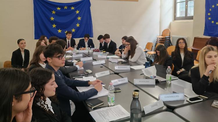 Aule in stile Bruxelles: gli studenti dell'Anguissola simulano i processi dell'Unione europea