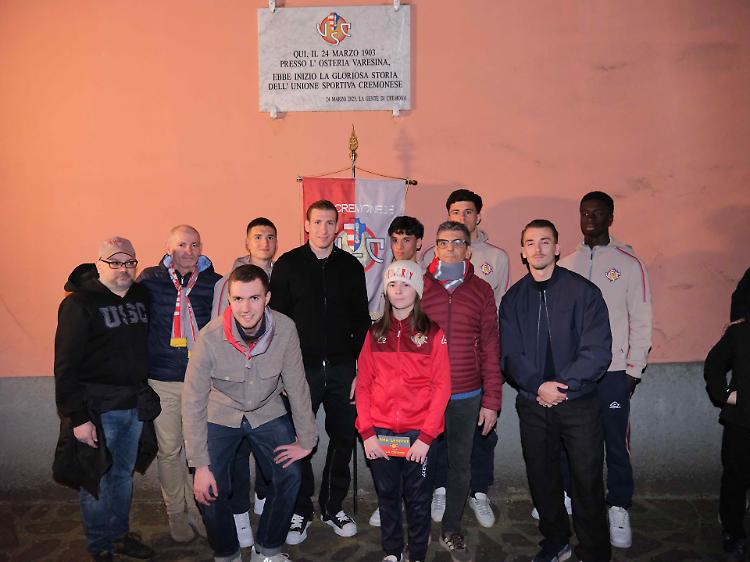 Cremonese, 123 anni di storia: tifosi in festa in piazza Sant&rsquo;Angelo