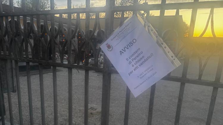 Tomba devastata e resti incendiati: choc al cimitero di Persichello