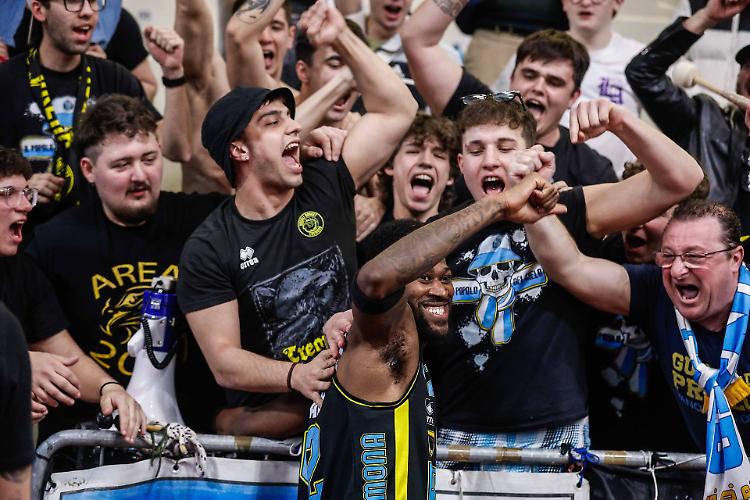 Vanoli con Napoli si regala la (quasi) permanenza in Serie A