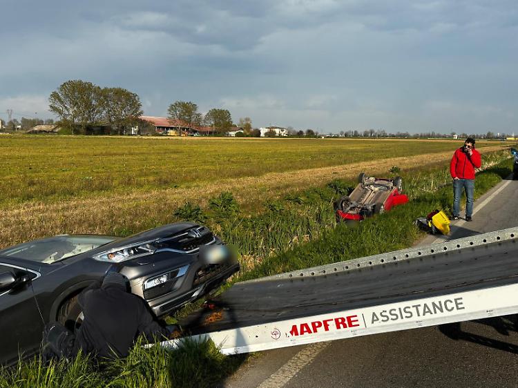 Scontro frontale sulla Giuseppina: tre feriti, interviene l&rsquo;elisoccorso