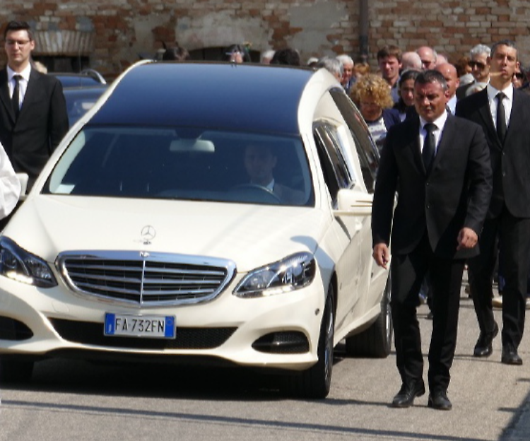 Funerali senza corteo: «Via Bergamo? È pericolosa»