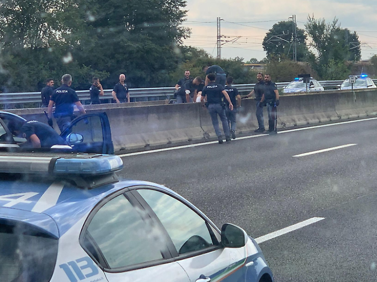 Lancio sassi sulla A1, l'arrestato: «Volevo qualcuno con cui parlare»